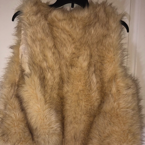 Fluffy Vest - Picture 4 of 4
